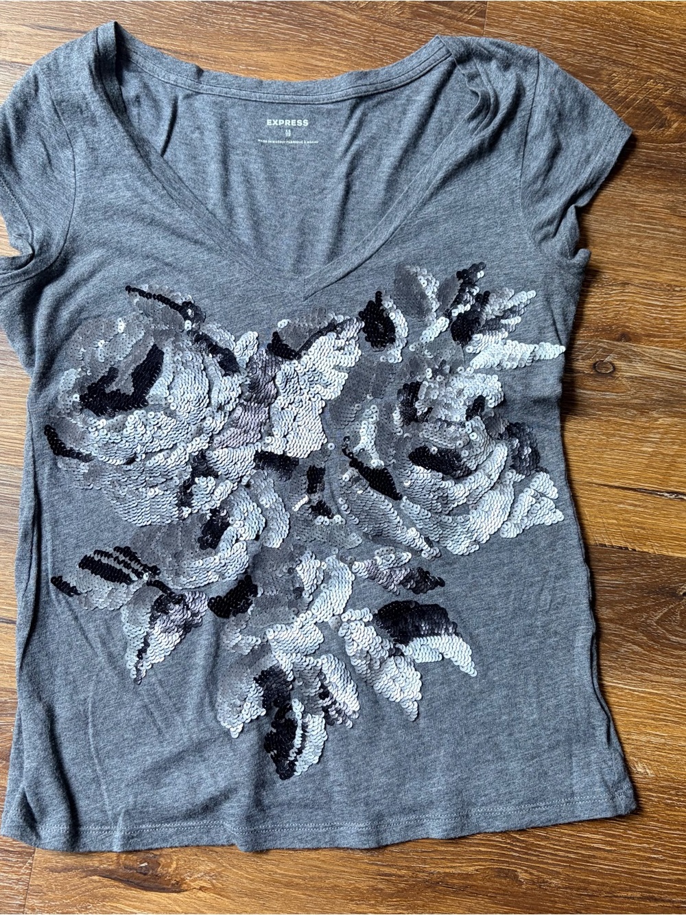 Express Gray V-Neck Tee with Black and Silver Sequin Floral Design - Xsmall
